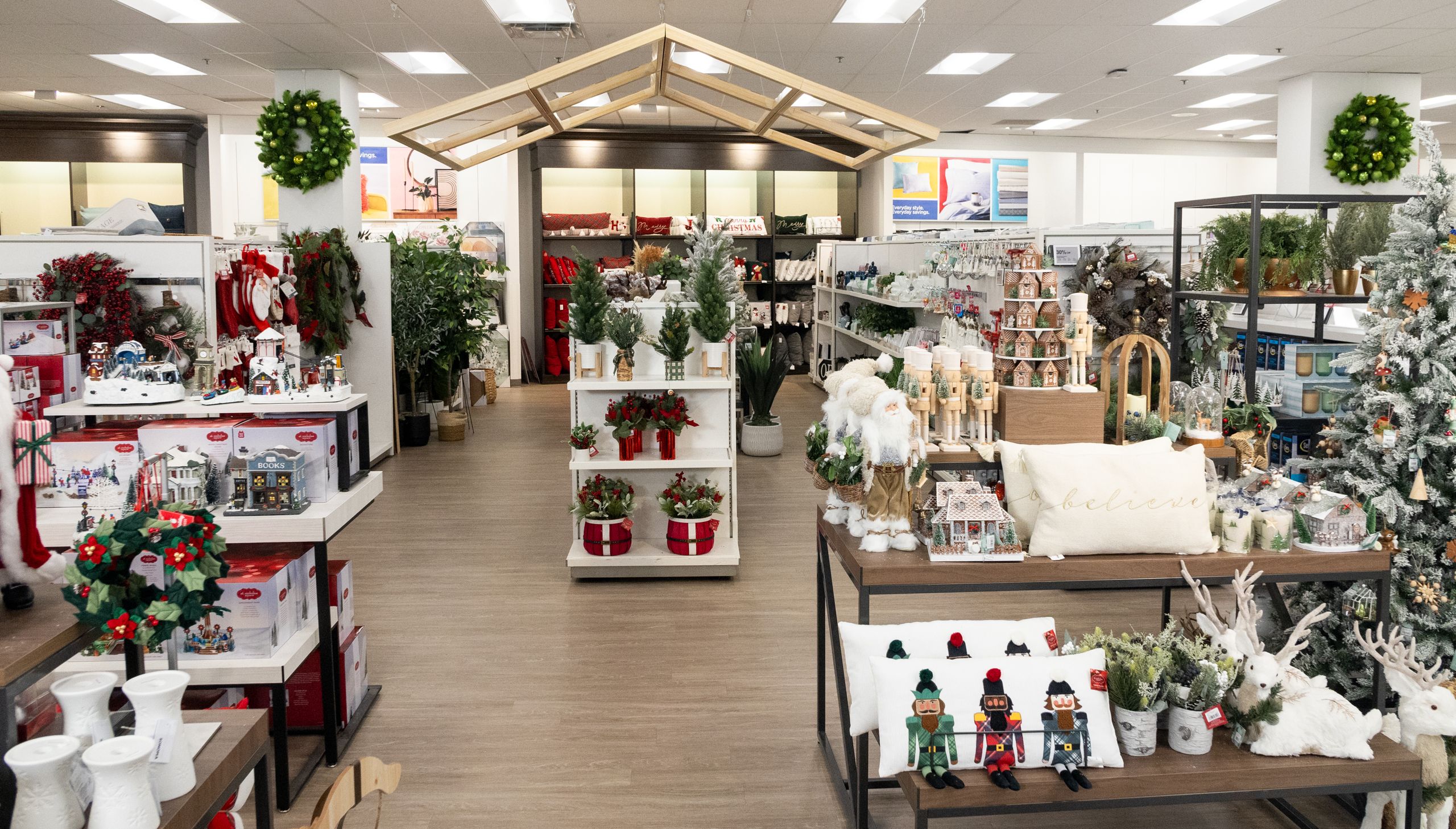 https://corporate.kohls.com/content/dam/kohlscorp/media-gallery/images/holiday-strategy-2023/125842%20-%20PR%20Holiday%20Stores_Brookfield-2023-web-10575.jpg